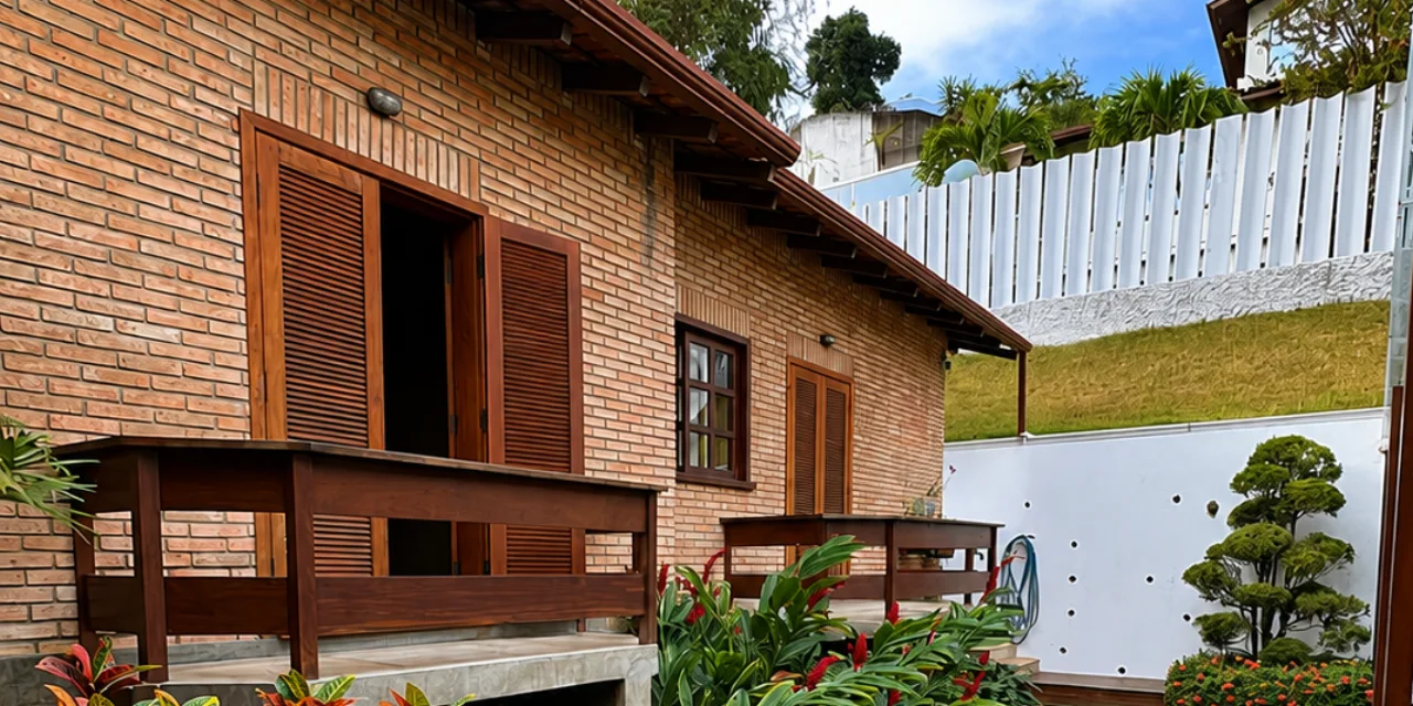 Casa de tijolos com jardim e paisagismo
