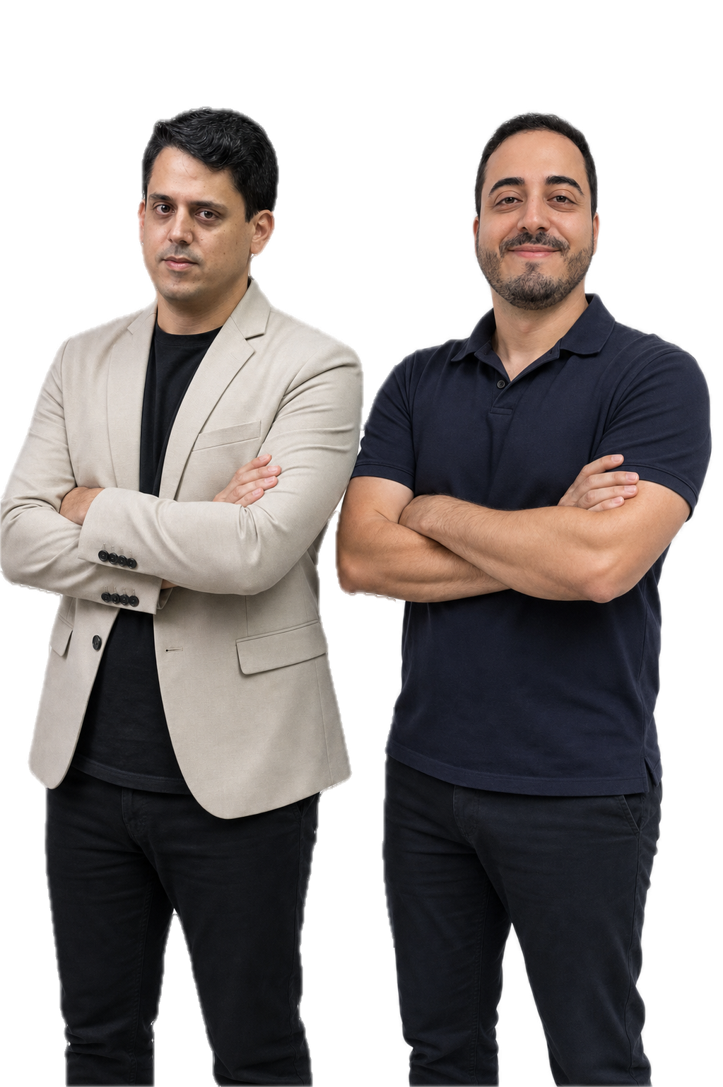 Thomaz e Pedro lado a lado, com os braços cruzados